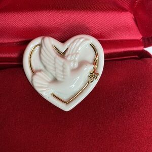 🕊️ Vintage Lenox Porcelain Ceramic Dove🕊️w/ Olive branch heart brooch HTF RARE